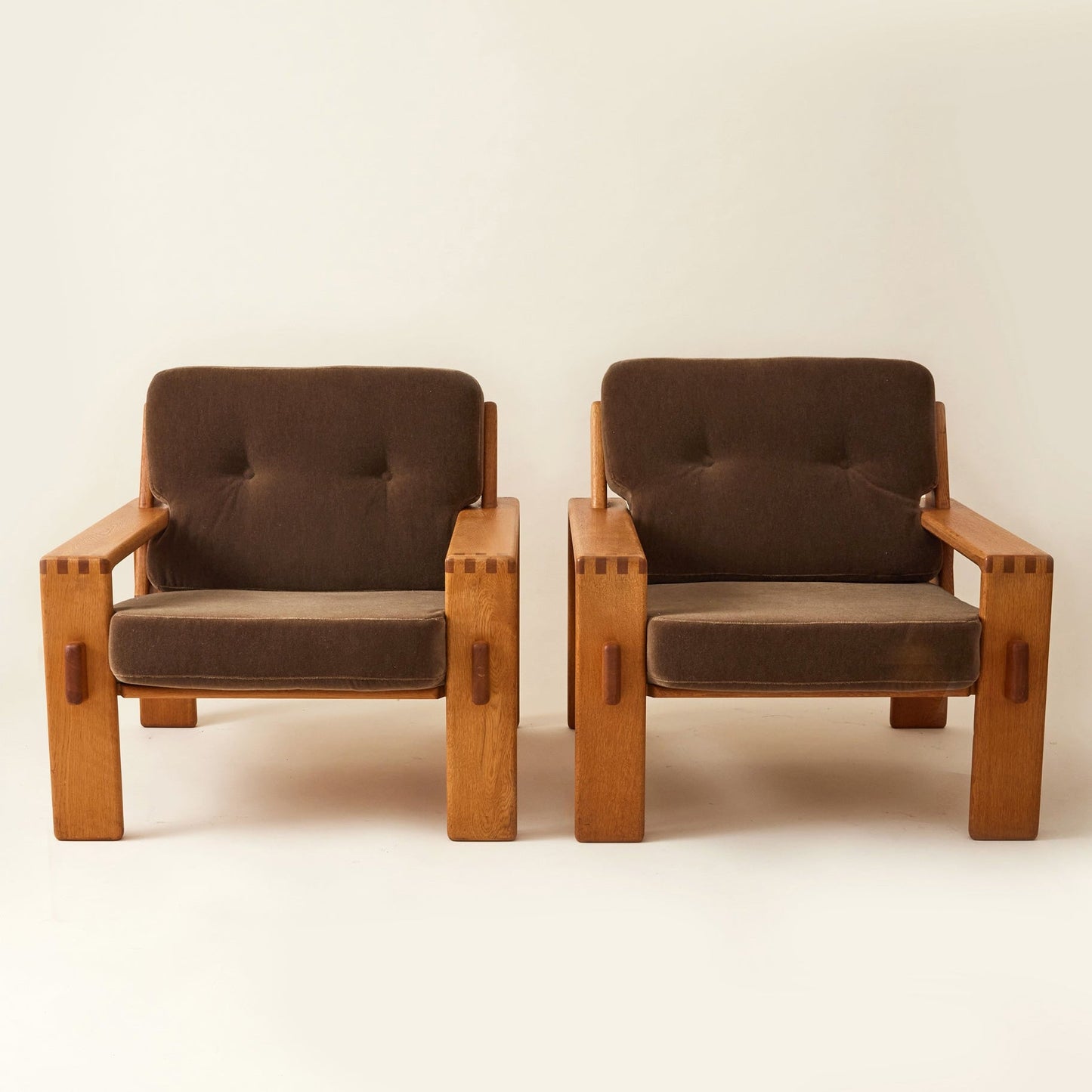 Esko Pajamies Oak Bonanza Lounge Chairs with Mohair Cushions, 1960s, a Pair Chairs