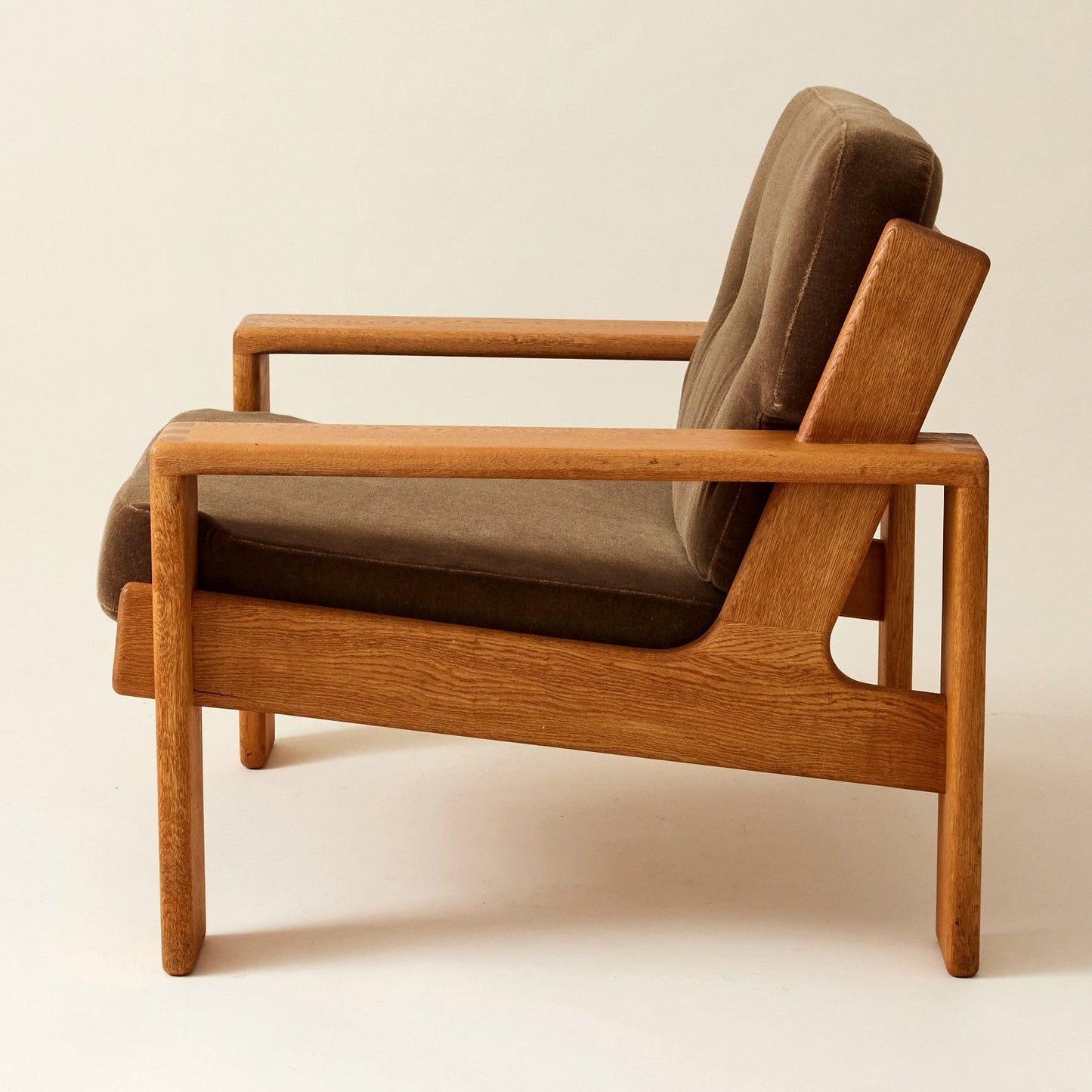 Esko Pajamies Oak Bonanza Lounge Chairs with Mohair Cushions, 1960s, a Pair Chairs