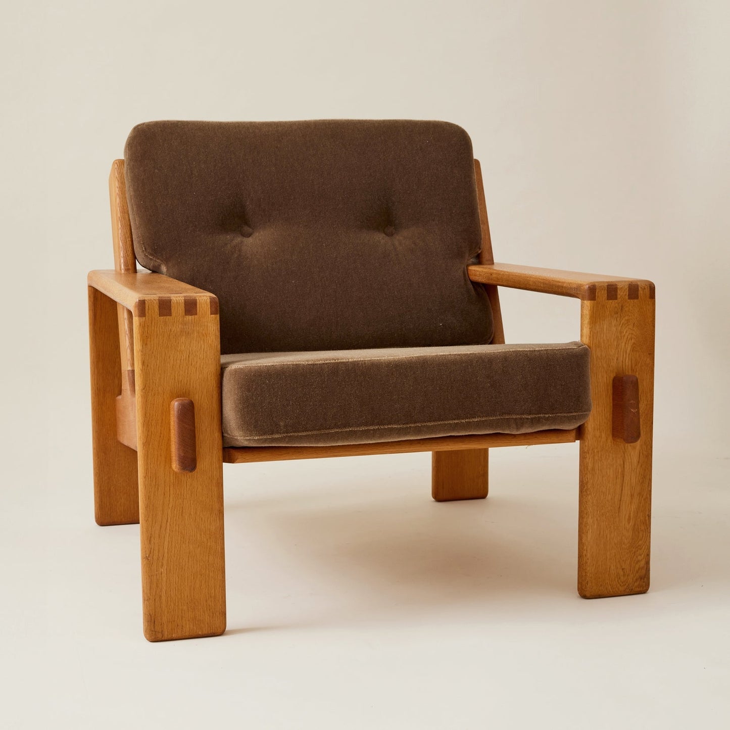 Esko Pajamies Oak Bonanza Lounge Chairs with Mohair Cushions, 1960s, a Pair Chairs