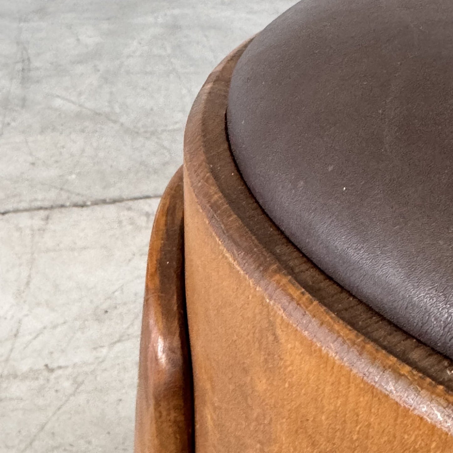 Pair of Sculptural Wooden Stools with Waxed Dark Brown Leather by Forme, Italy Stools