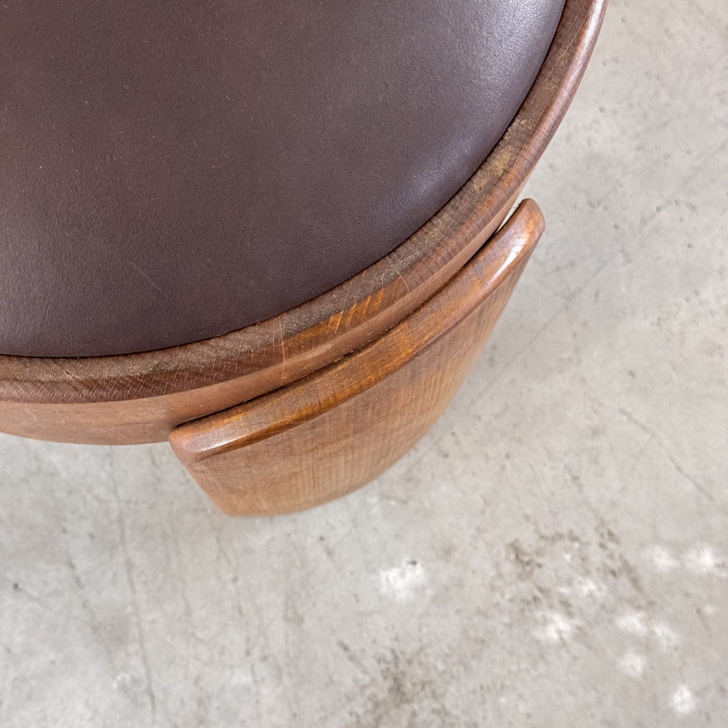 Pair of Sculptural Wooden Stools with Waxed Dark Brown Leather by Forme, Italy Stools