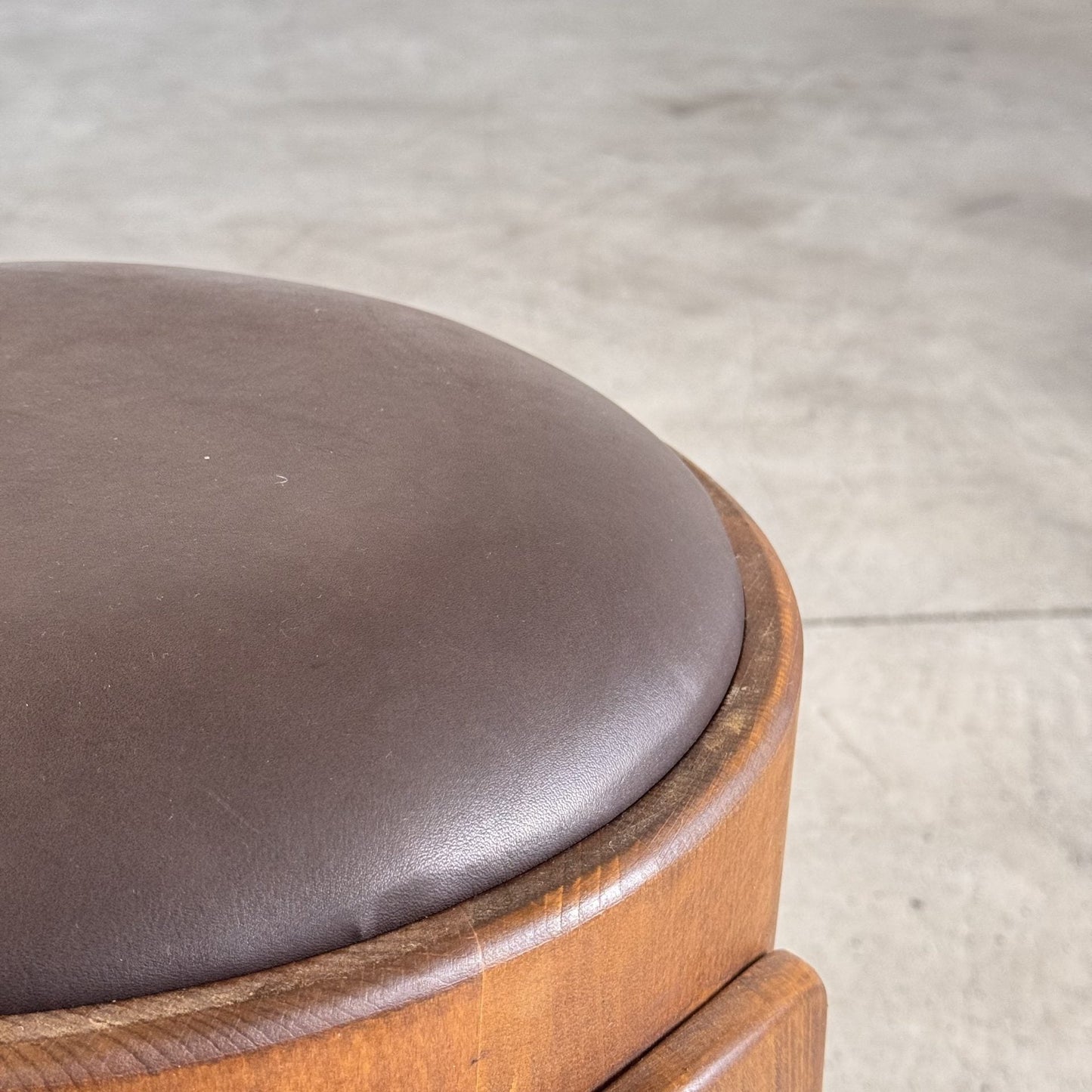 Pair of Sculptural Wooden Stools with Waxed Dark Brown Leather by Forme, Italy Stools