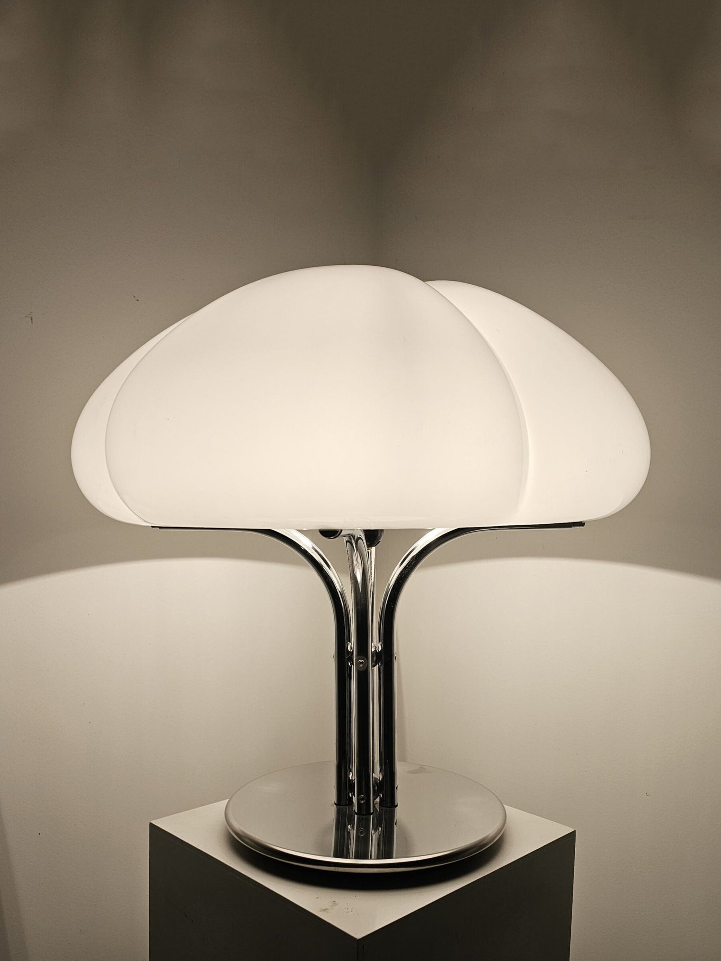 Quadrifoglio Table Lamp by Harvey Guzzini, 1970s Table Lamps