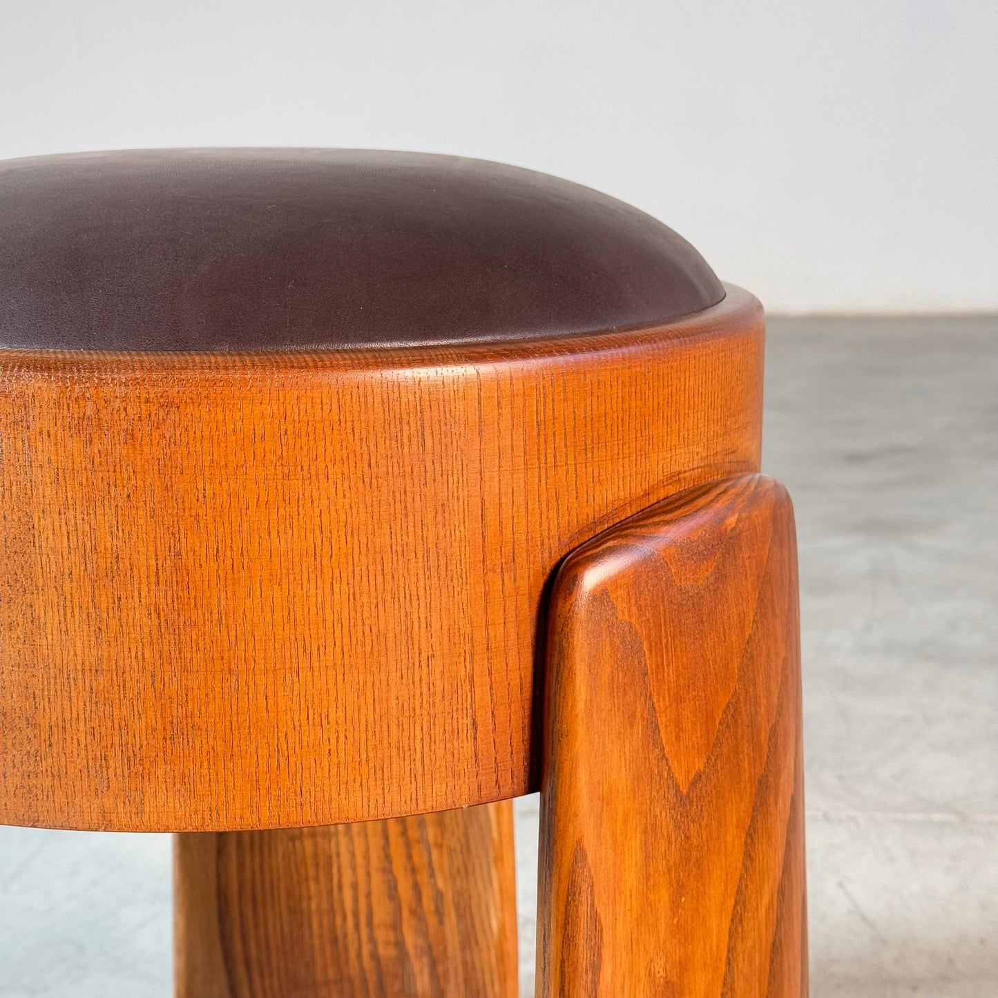 Sculptural Stool in Ash Wood with Dark Brown Waxed Leather by Forme, Italy Stools