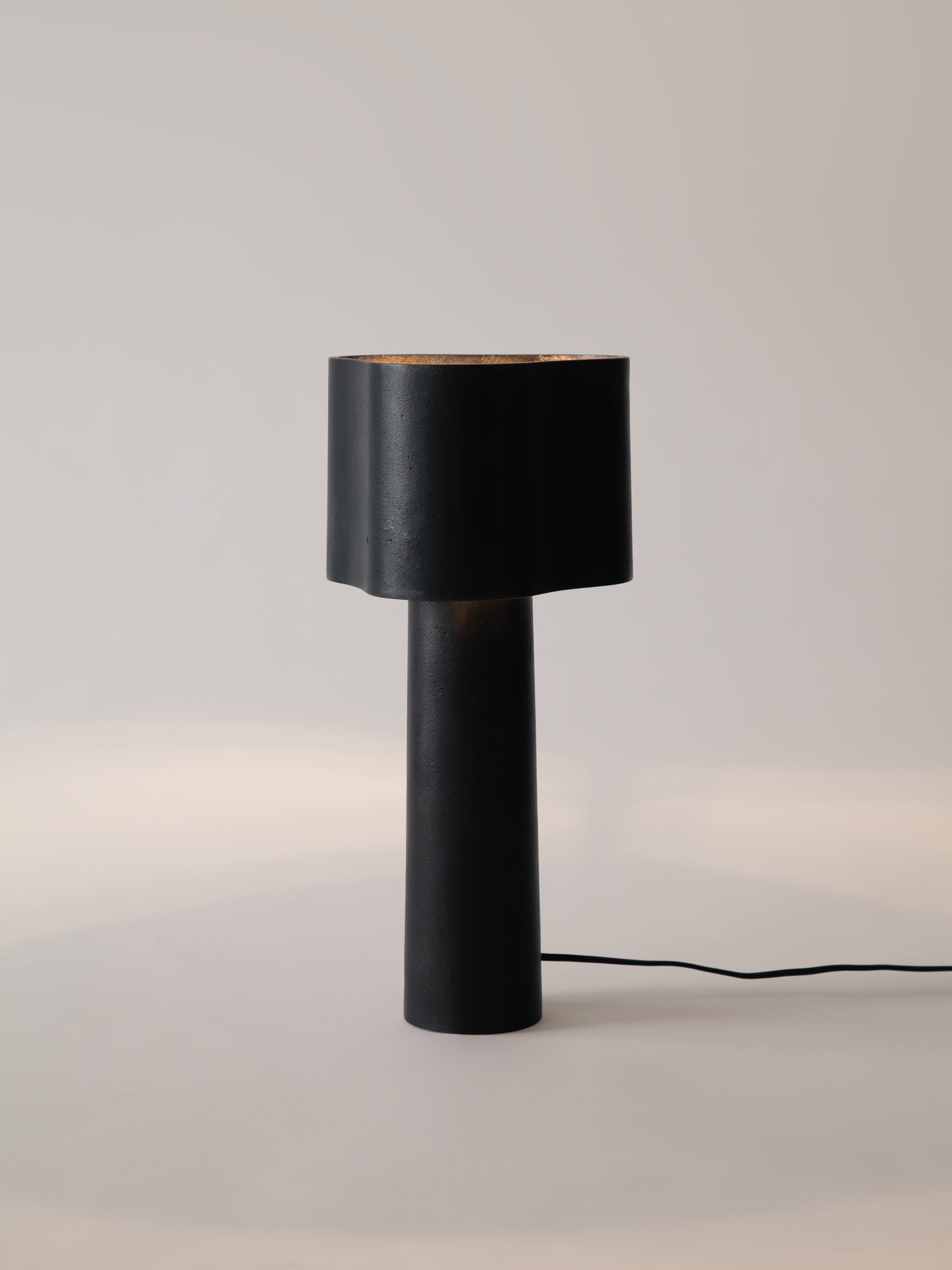 Lampe de table Coy en patine noire par STEM
