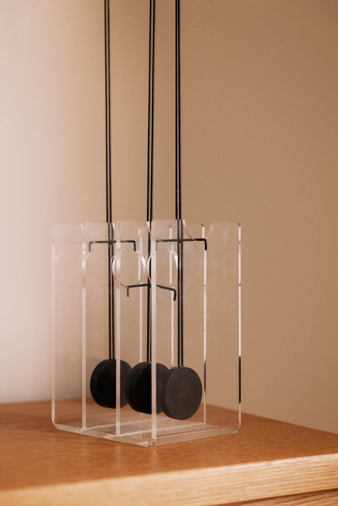 Arnulf Hoffmann kinetic mobile in Plexiglas and black lacquered metal, close view of the clear base and the black weights