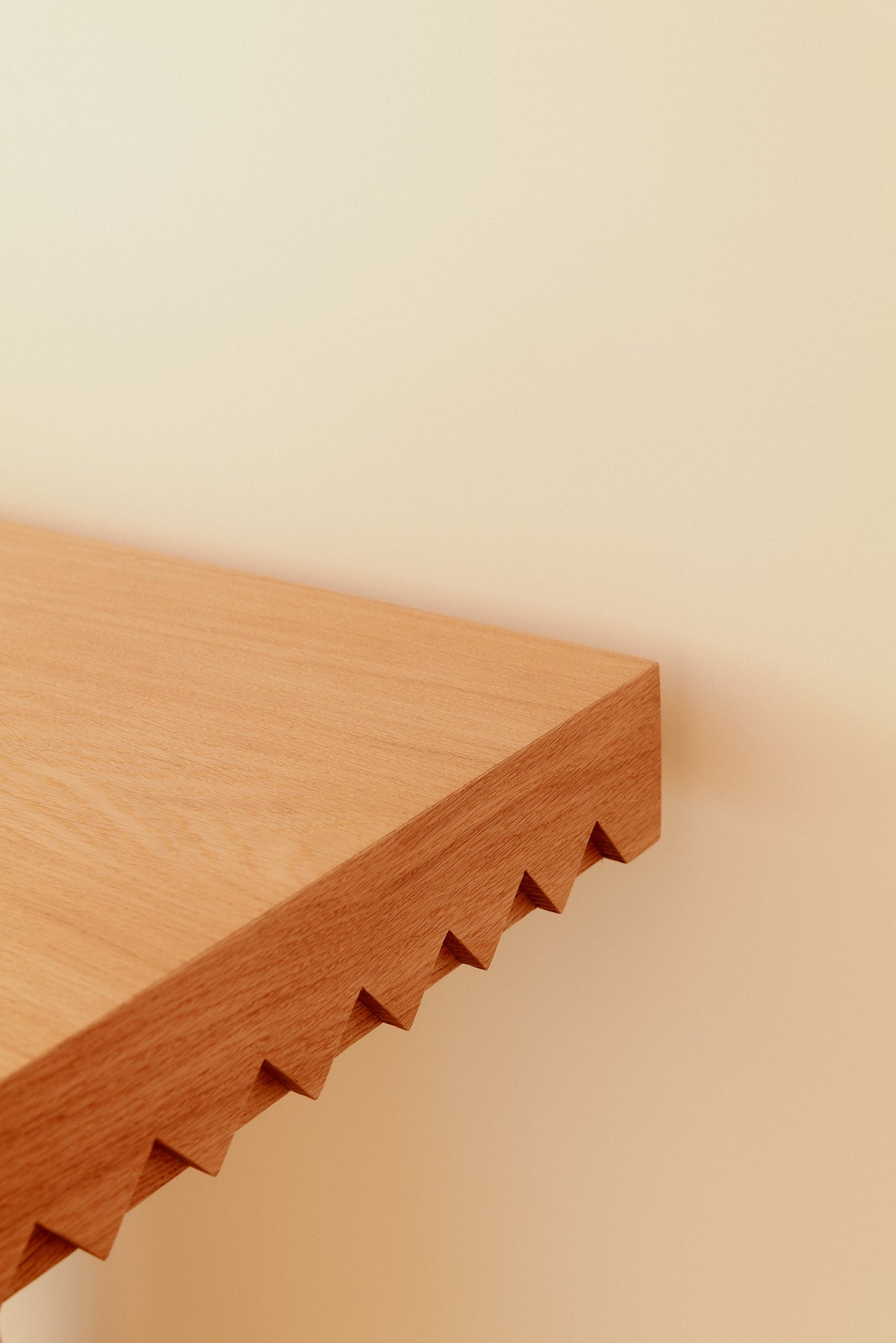 Baga oak console table, close view of the oak corner and teeth
