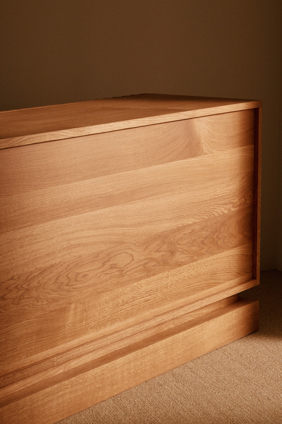 Sideboard 02 in solid oak, close view of the end panel and plinth