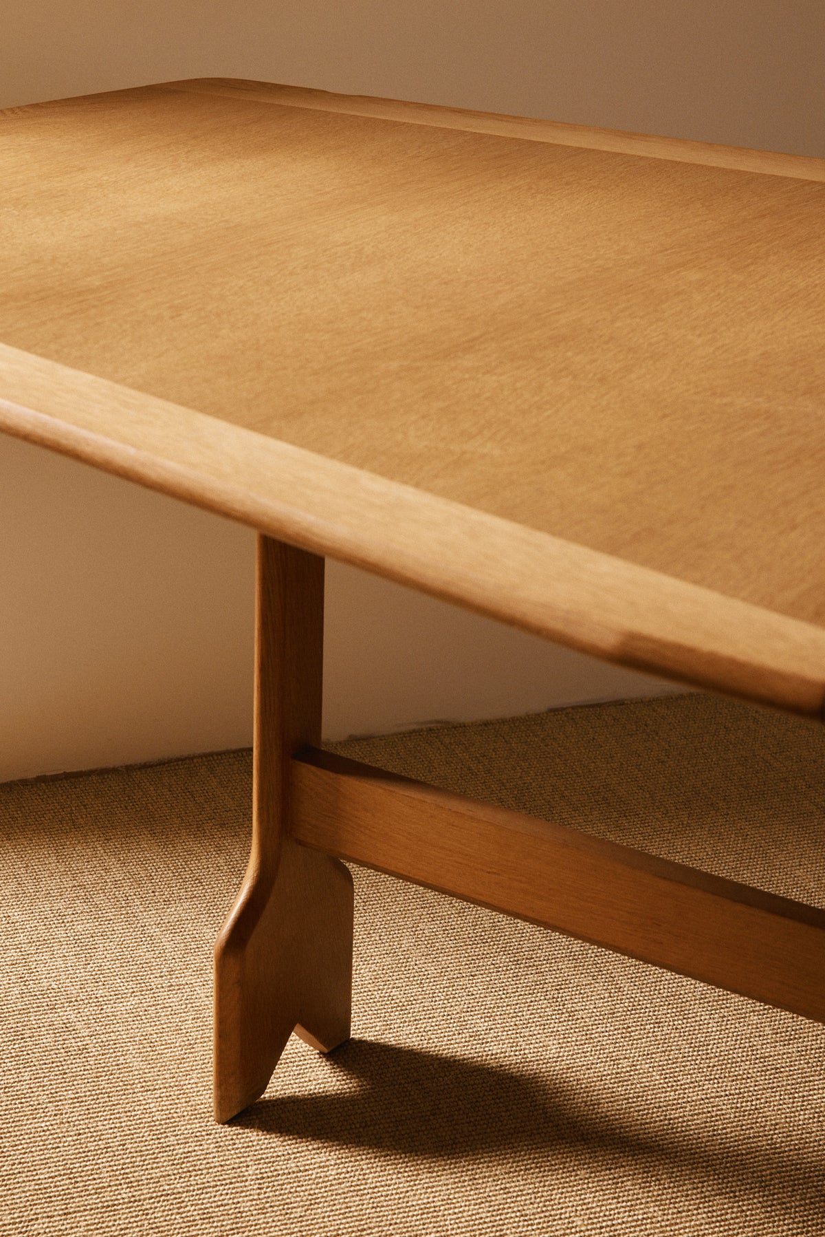 Guillerme & Chambron solid oak folding Wallet dining table, close view of the top edge and a notched leg