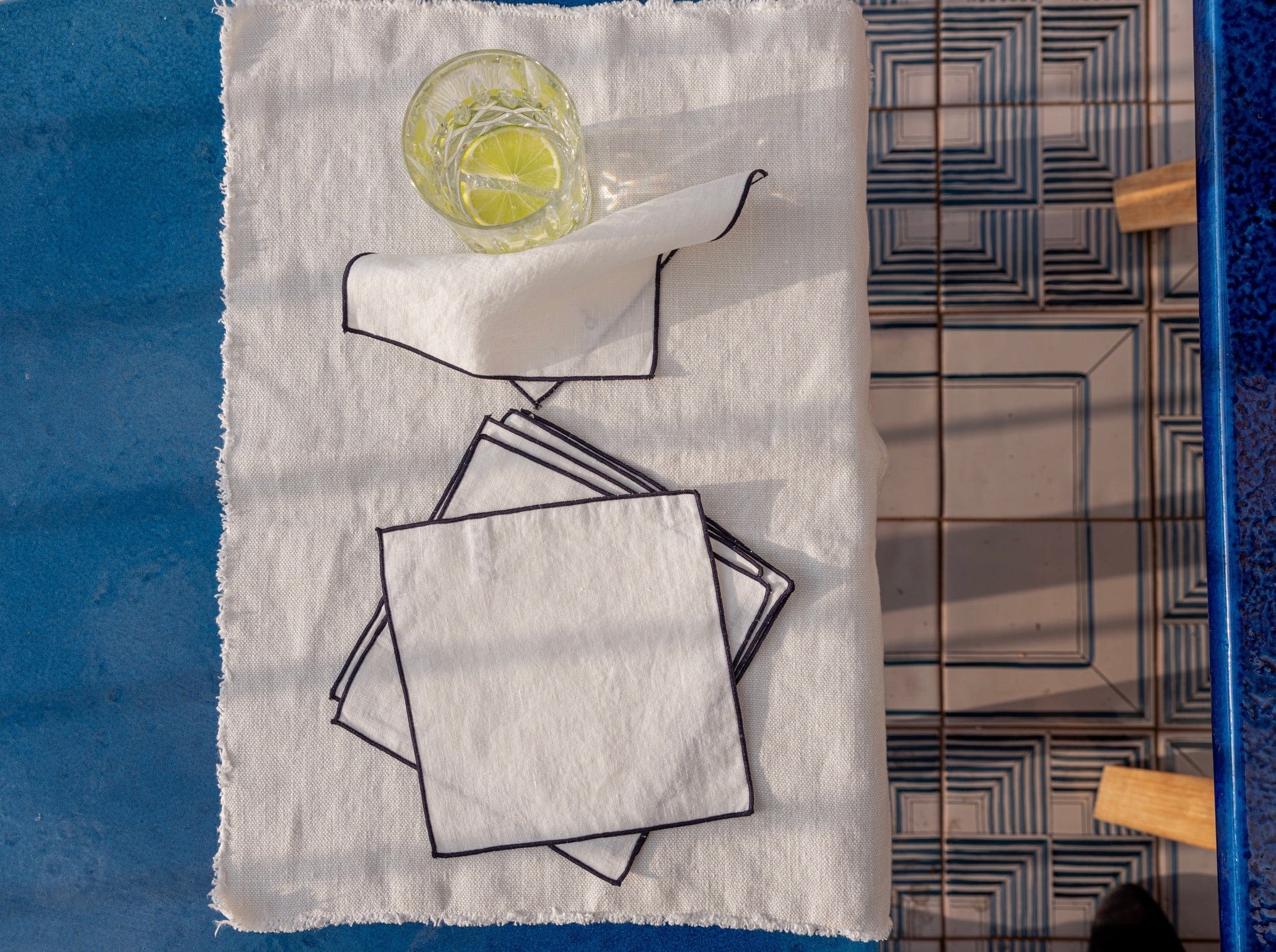 http://claudehome.com/cdn/shop/files/linen-cocktail-napkins-set-of-5-decor-claude-home-40567338270951.jpg?v=1686830229