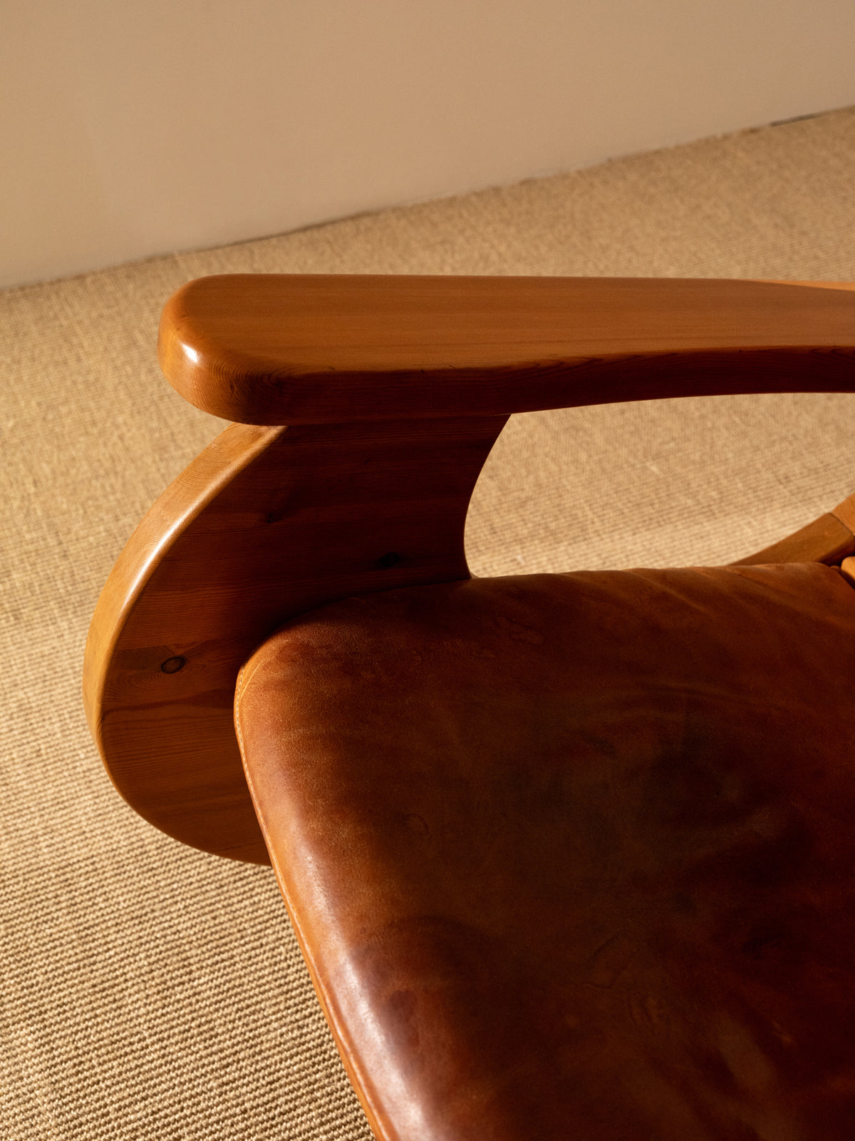 Wasa Furniture pine and patinated leather rocking chair, close view of the arm and leather seat