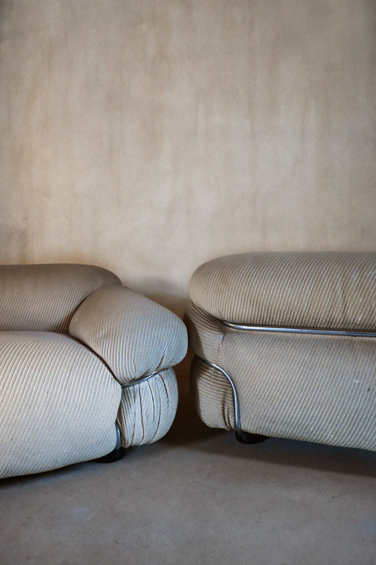 Gianfranco Frattini "Sesann" seating, the two armchairs, three-quarter view