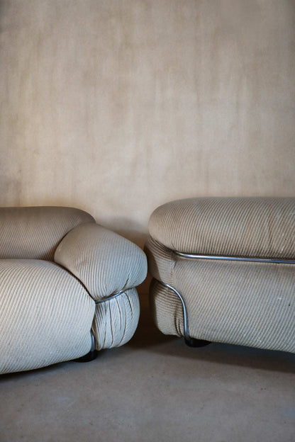 Gianfranco Frattini "Sesann" seating, the two armchairs, three-quarter view