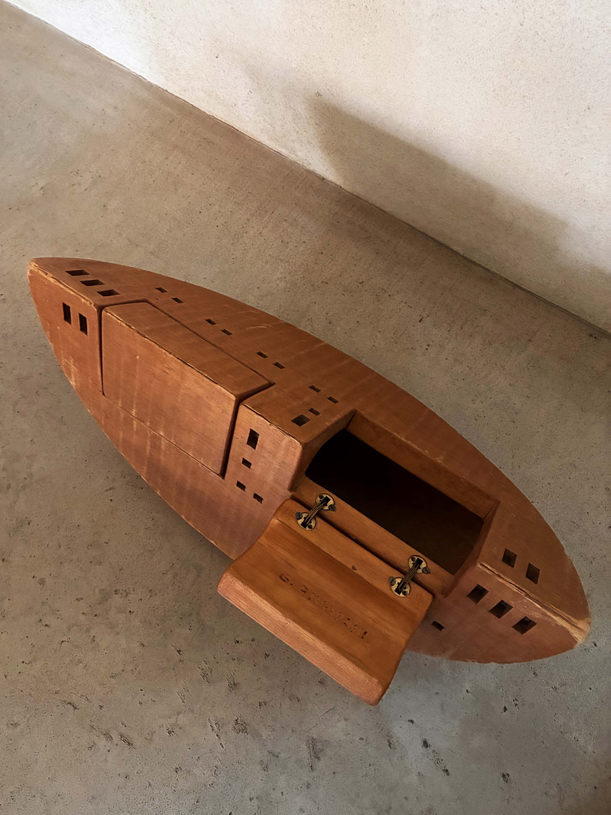 Giuseppe Rivadossi "Arca" sculptural box, seen from above with the compartment open and brass fittings visible
