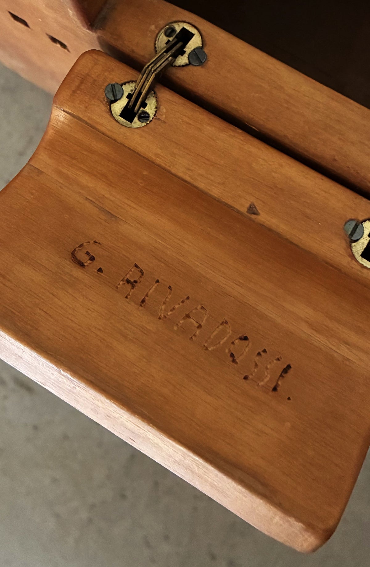Giuseppe Rivadossi "Arca" sculptural box, detail of the carved "G. Rivadossi" signature and brass hinge