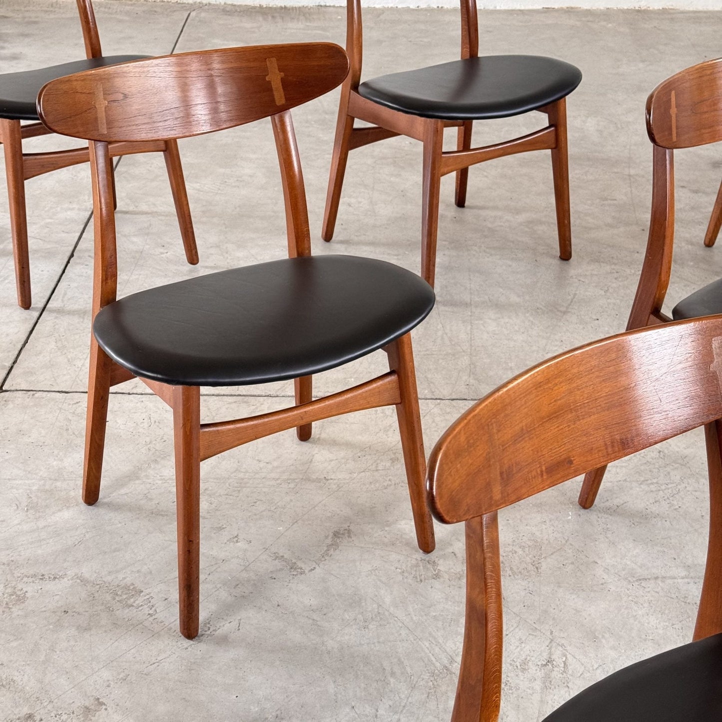 CH30 Chairs by Hans J. Wegner in Black Leather, Carl Hansen & Son, 1952 Dining Chairs