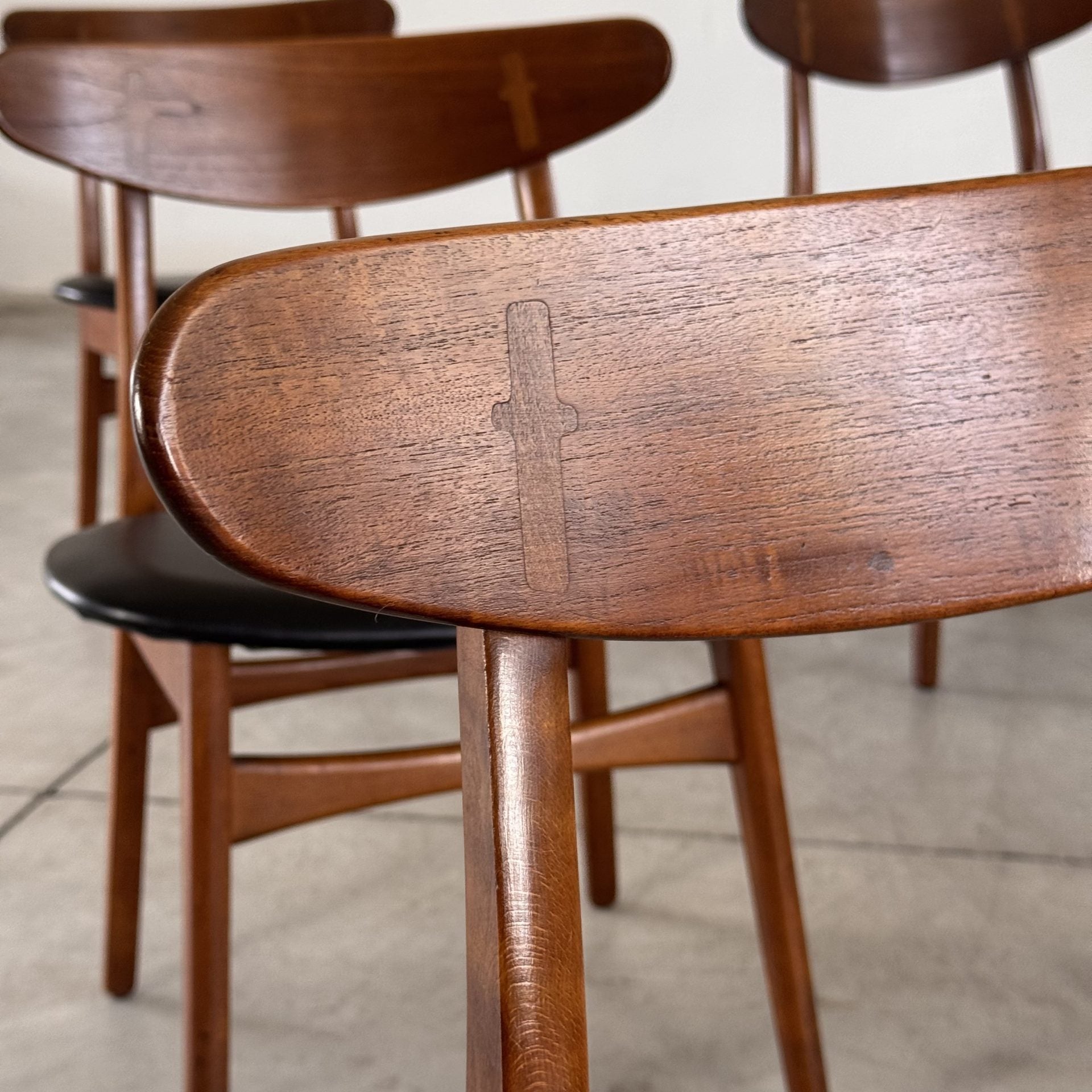 CH30 Chairs by Hans J. Wegner in Black Leather, Carl Hansen & Son, 1952 Dining Chairs