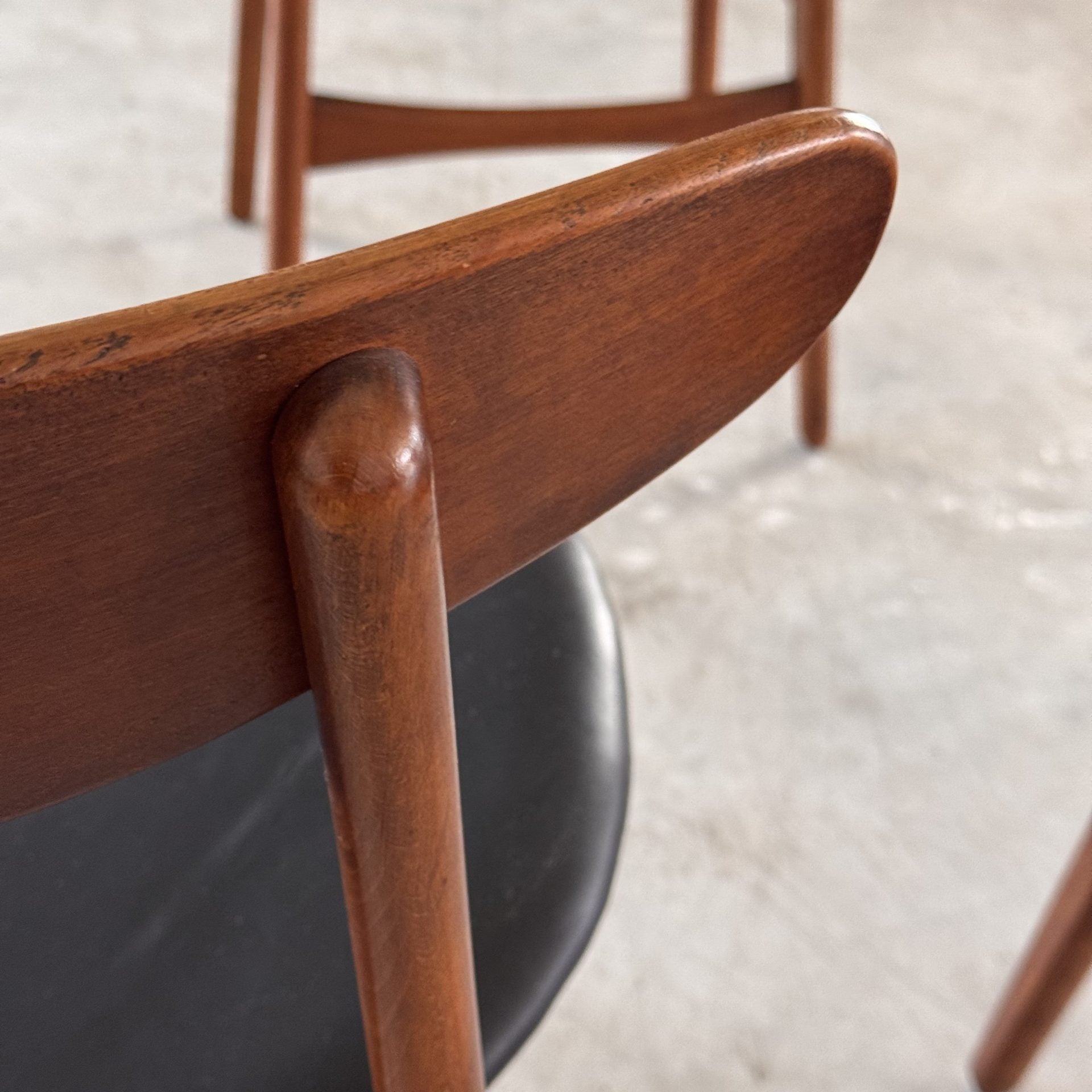 CH30 Chairs by Hans J. Wegner in Black Leather, Carl Hansen & Son, 1952 Dining Chairs