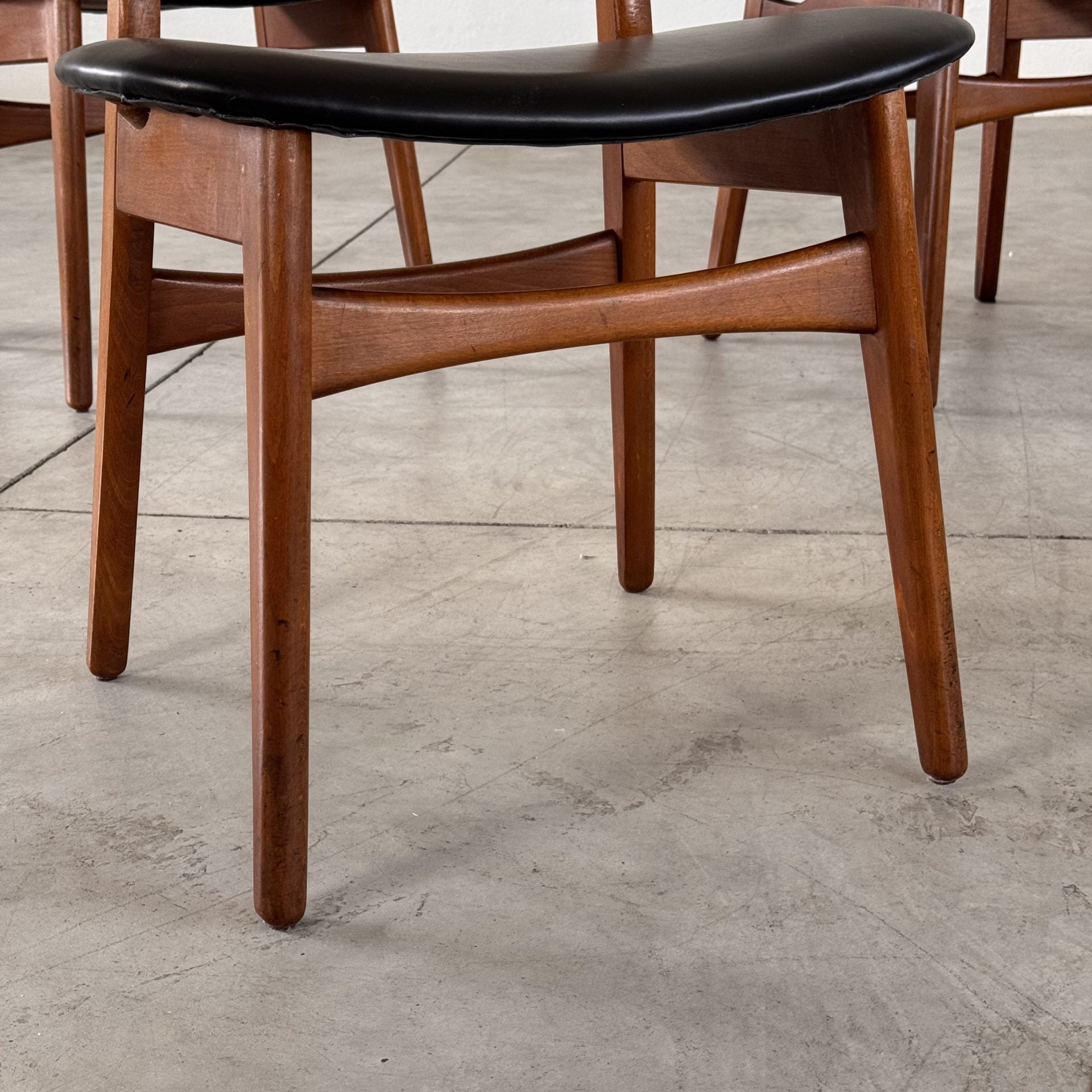 CH30 Chairs by Hans J. Wegner in Black Leather, Carl Hansen & Son, 1952 Dining Chairs