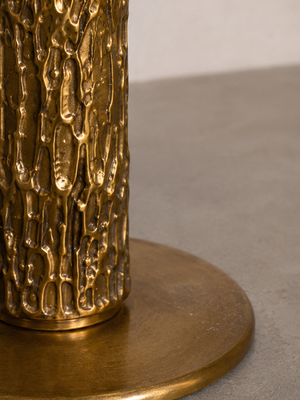 Luciano Frigerio cast metal table lamps, pair, close detail of the cast metal surface