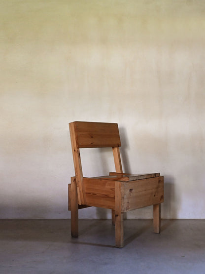 Enzo Mari chair for Artek, three-quarter view of the pine self-assembly chair