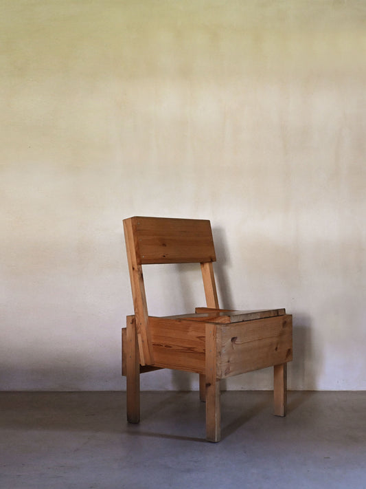 Enzo Mari chair for Artek, three-quarter view of the pine self-assembly chair