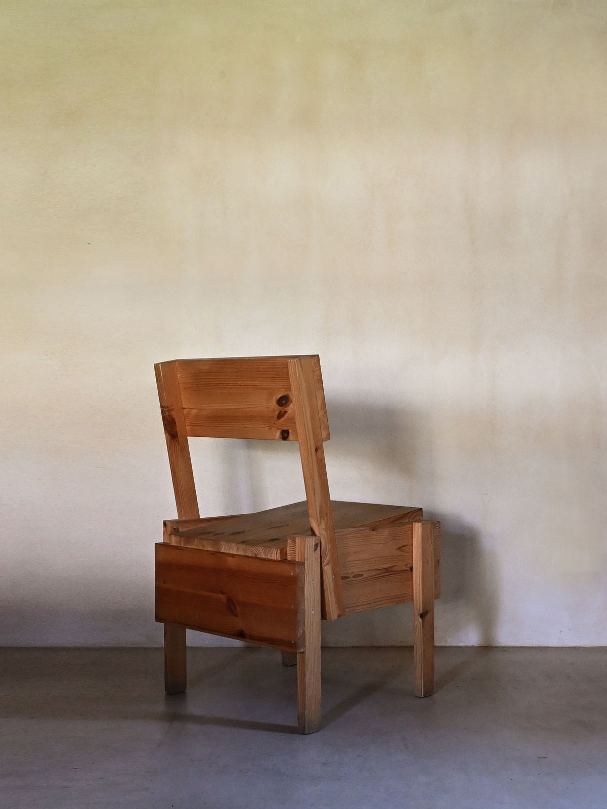 Enzo Mari chair for Artek, three-quarter view from the opposite side