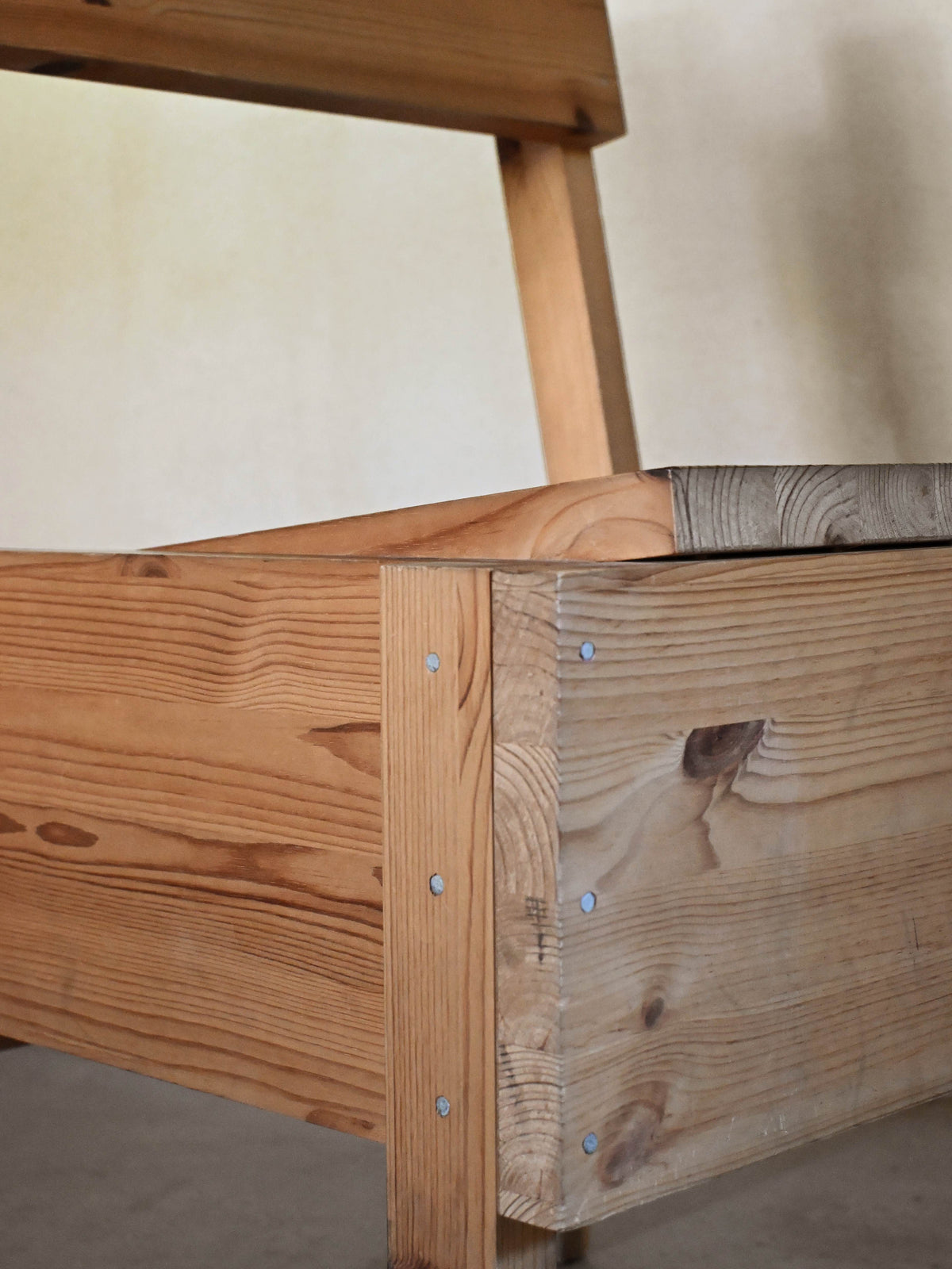 Enzo Mari chair for Artek, detail of the seat frame and nailed boards