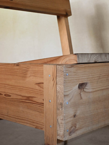 Enzo Mari chair for Artek, detail of the seat frame and nailed boards