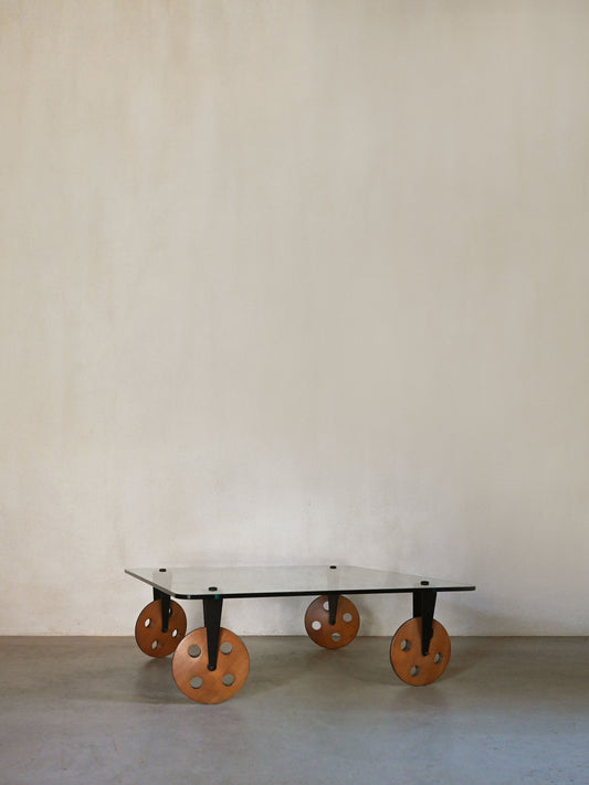 Gae Aulenti glass coffee table for FontanaArte, full view, thick glass top on four wooden castor wheels