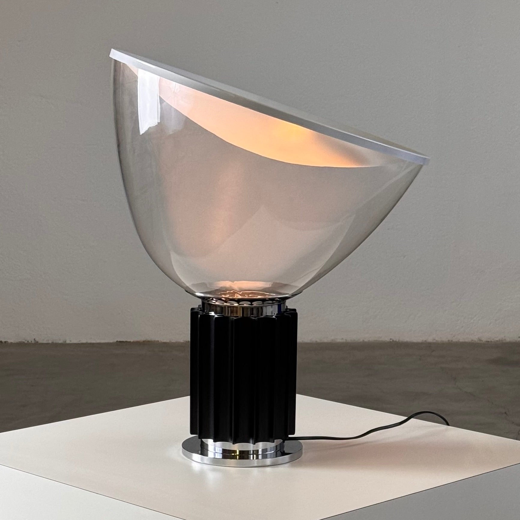 Iconic "Taccia" Table Lamp by Achille & Pier Giacomo Castiglioni for Flos, 1960s Table Lamps