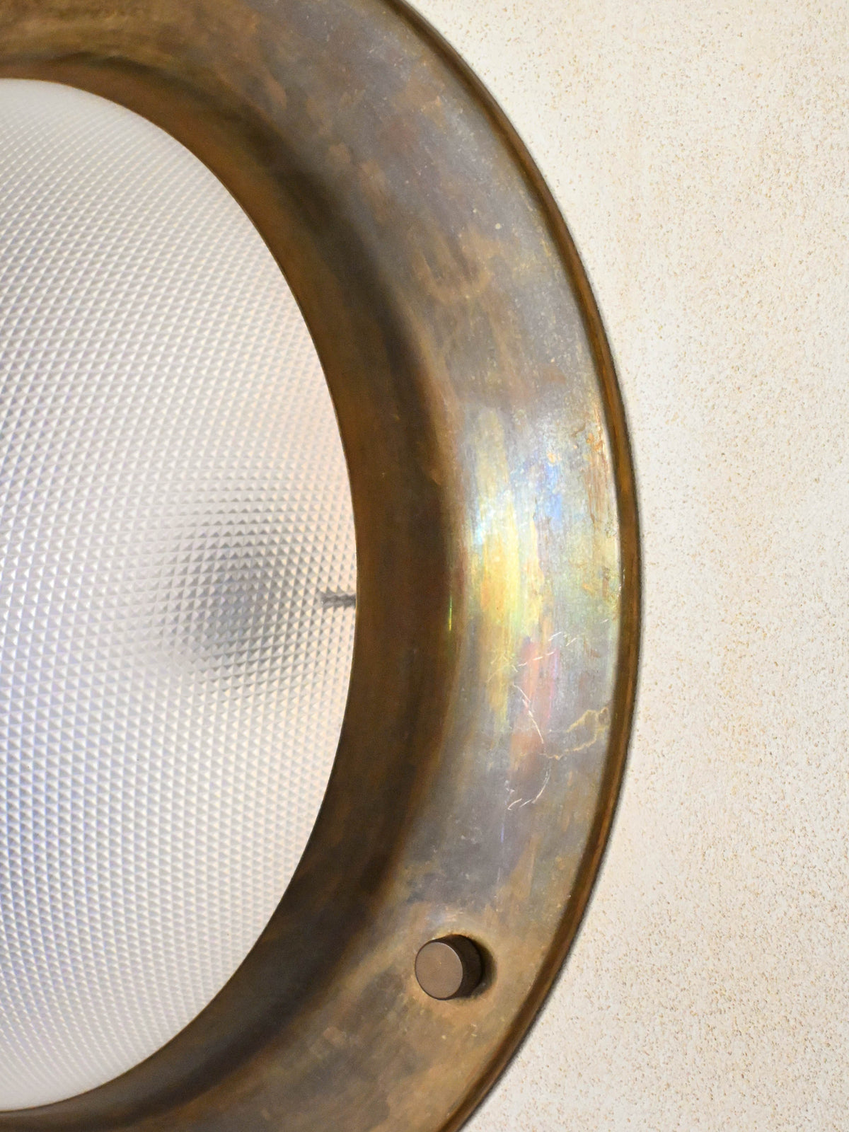 Luigi Caccia Dominioni LSP6 wall light for Azucena, giant version, detail of the patinated brass ring and textured glass