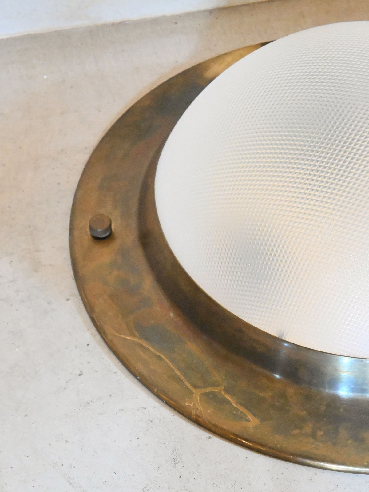 Luigi Caccia Dominioni LSP6 wall light for Azucena, giant version, three-quarter view of the brass ring and dome