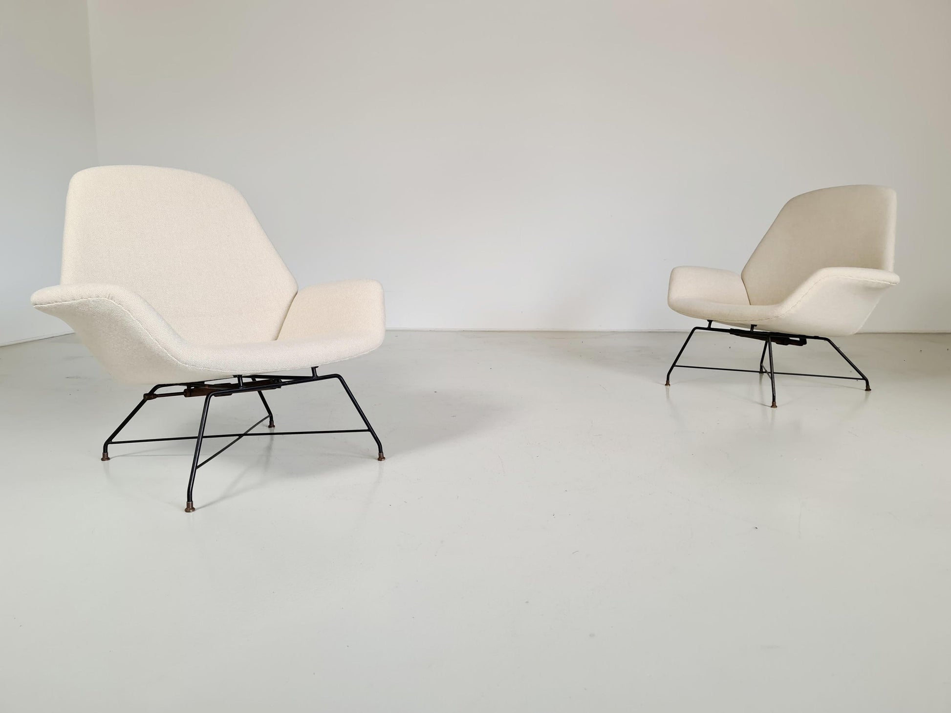 Lotus Lounge Chairs in Cream Wool Fabric by Augusto Bozzi for Saporiti Chairs