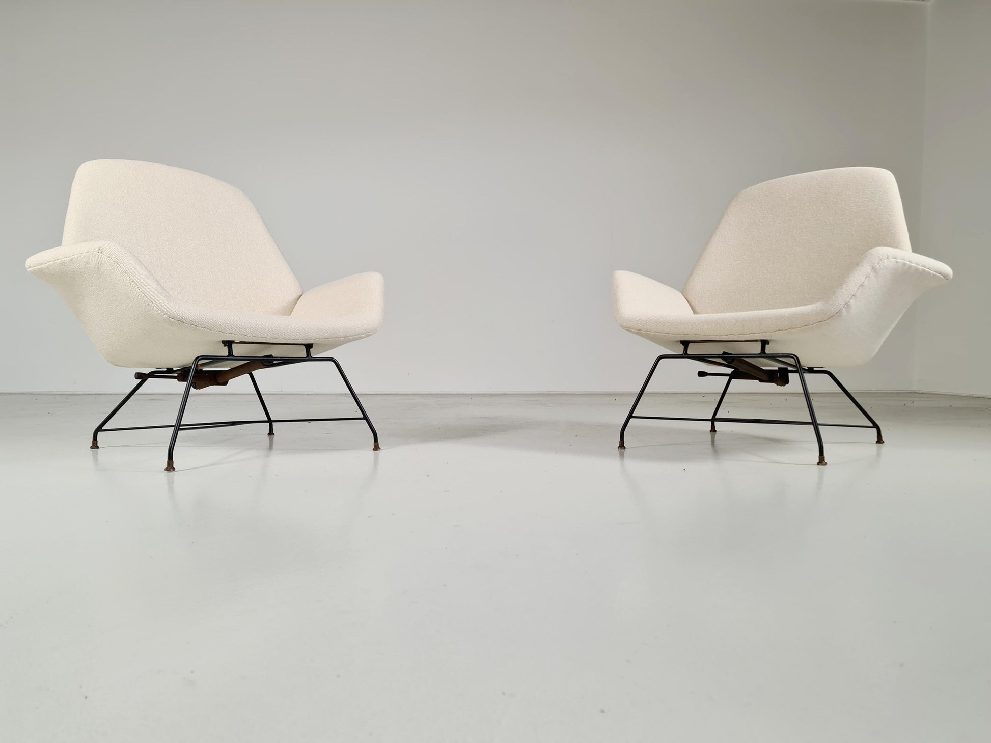 Lotus Lounge Chairs in Cream Wool Fabric by Augusto Bozzi for Saporiti Chairs