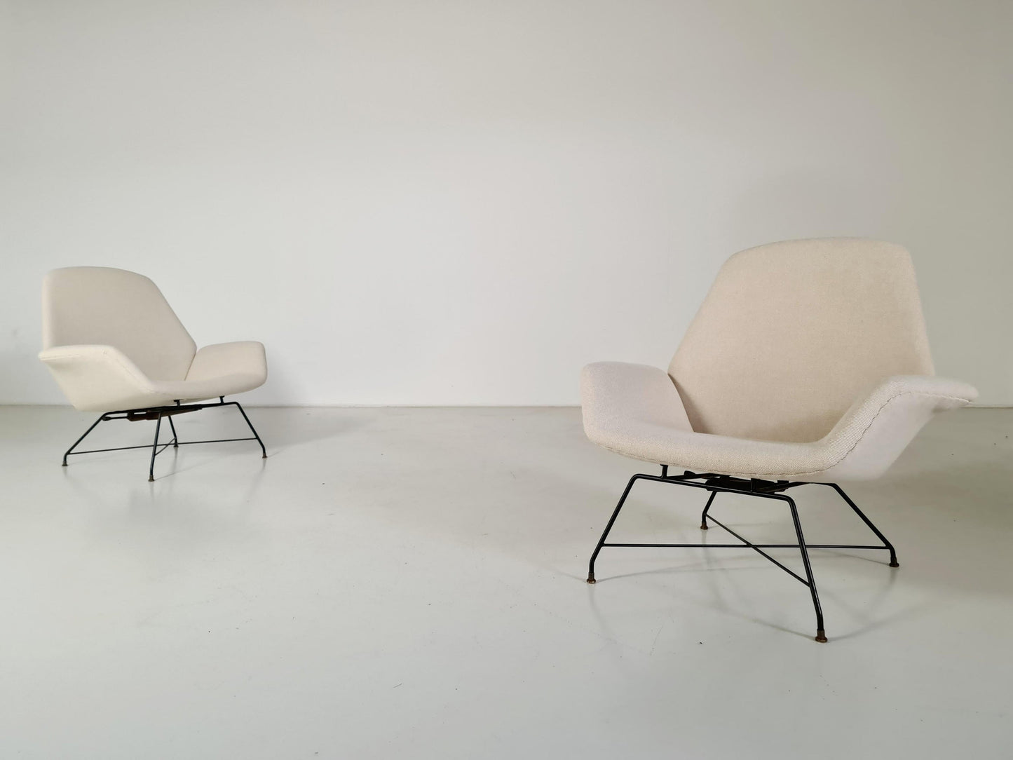 Lotus Lounge Chairs in Cream Wool Fabric by Augusto Bozzi for Saporiti Chairs