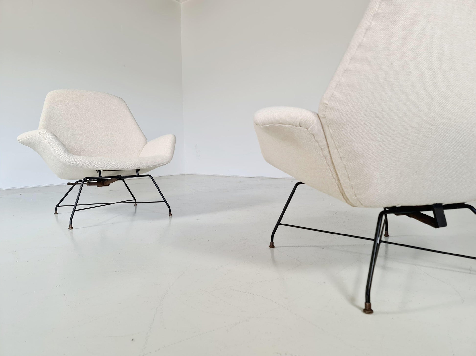 Lotus Lounge Chairs in Cream Wool Fabric by Augusto Bozzi for Saporiti Chairs