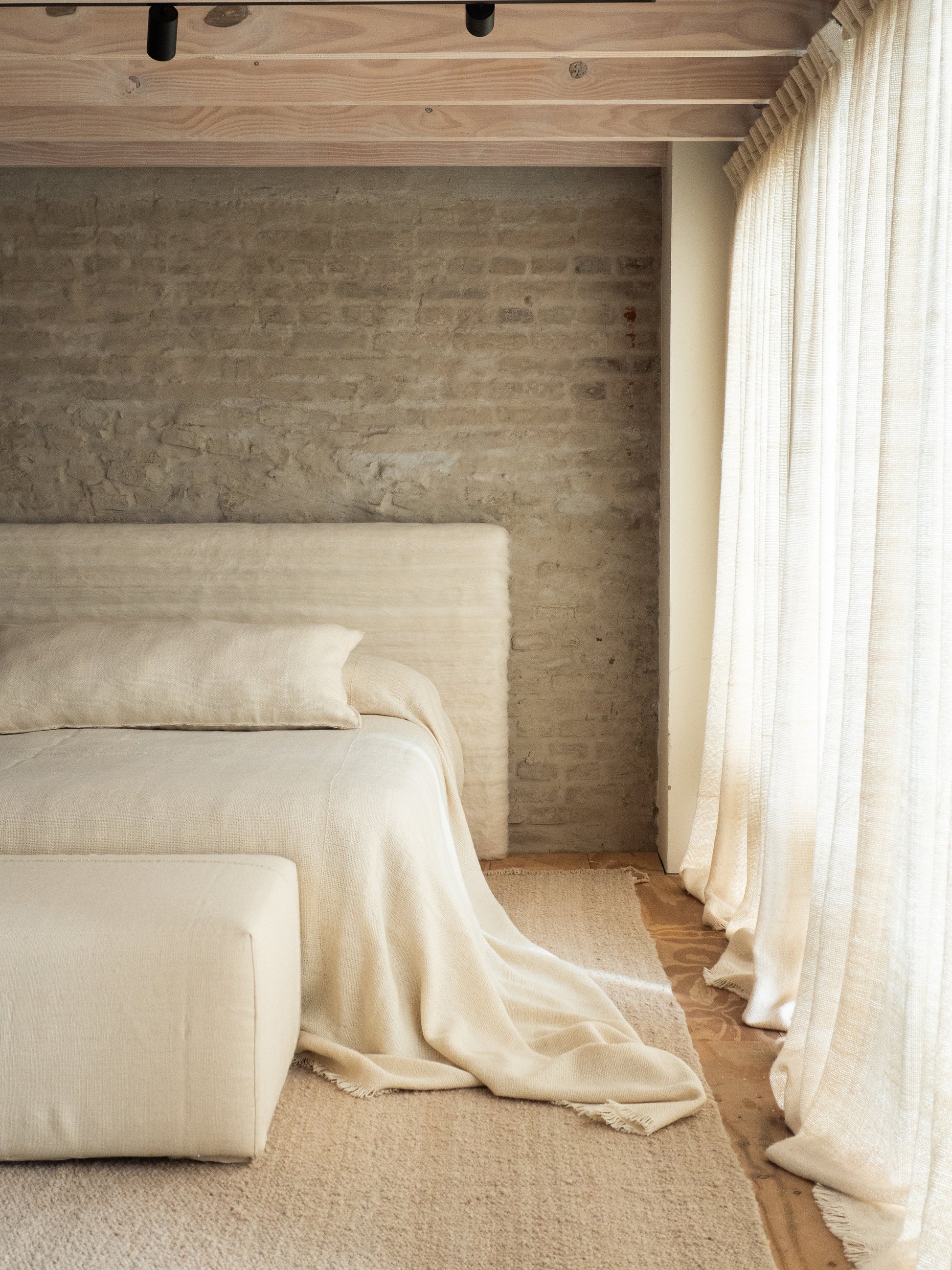 Otono Blanca Bed Quilt in Light Texture Quilts