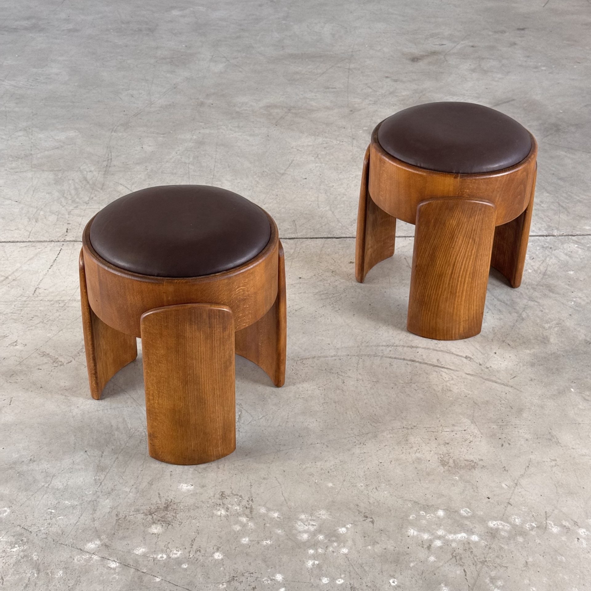 Pair of Sculptural Wooden Stools with Waxed Dark Brown Leather by Forme, Italy Stools