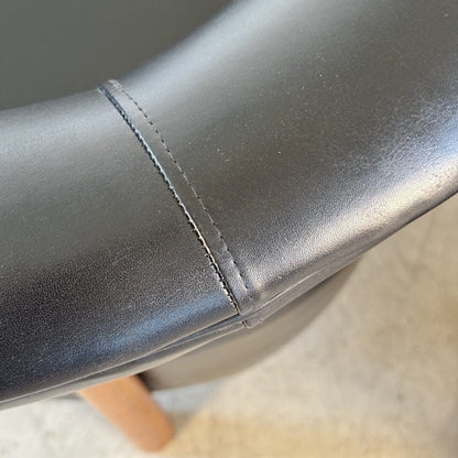 Pair of Contemporary Lounge Chairs in Fine Black Leather and Ashwood by FORME Chairs