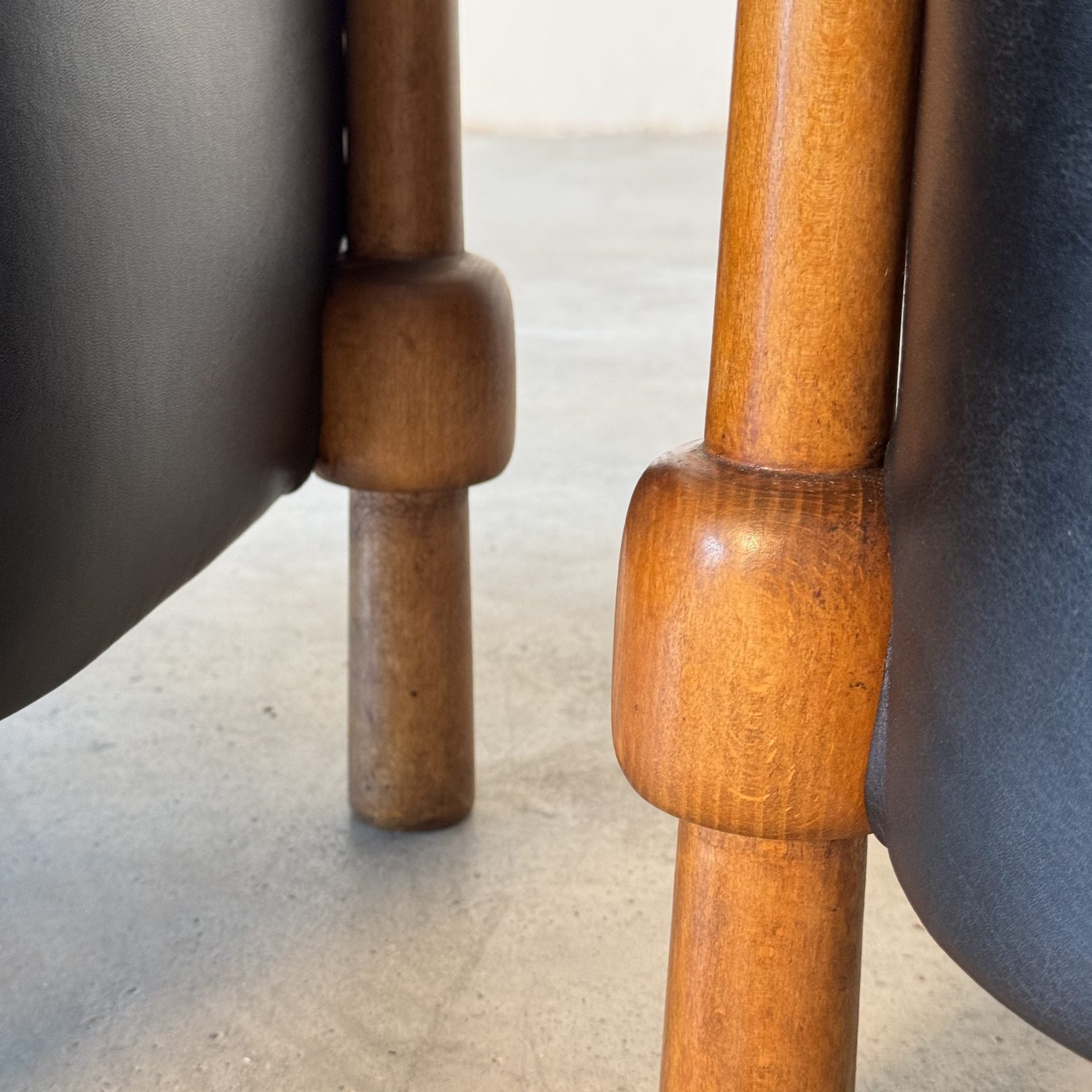 Pair of Contemporary Lounge Chairs in Fine Black Leather and Ashwood by FORME Chairs