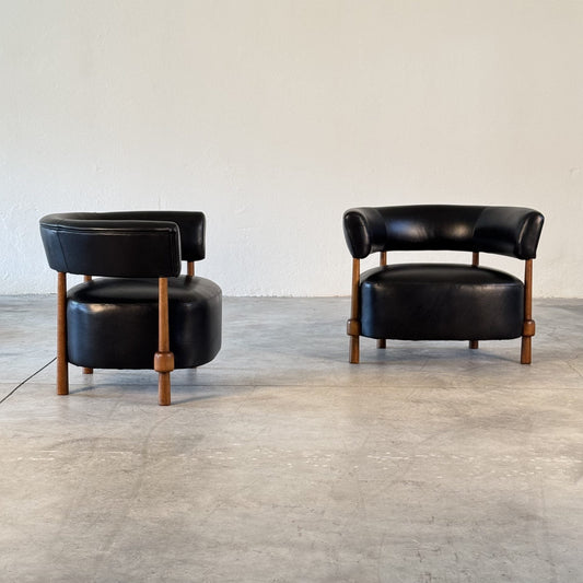 Pair of Contemporary Lounge Chairs in Fine Black Leather and Ashwood by FORME Chairs