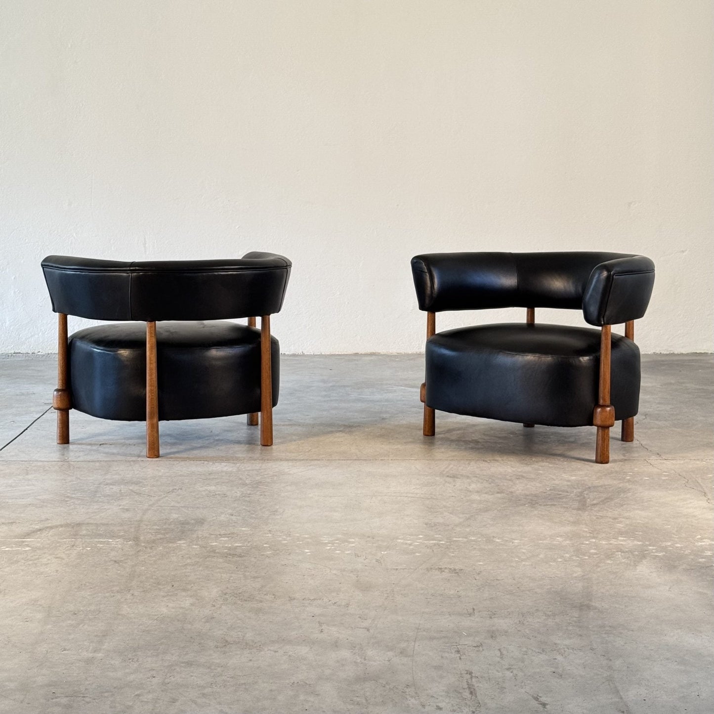 Pair of Contemporary Lounge Chairs in Fine Black Leather and Ashwood by FORME Chairs