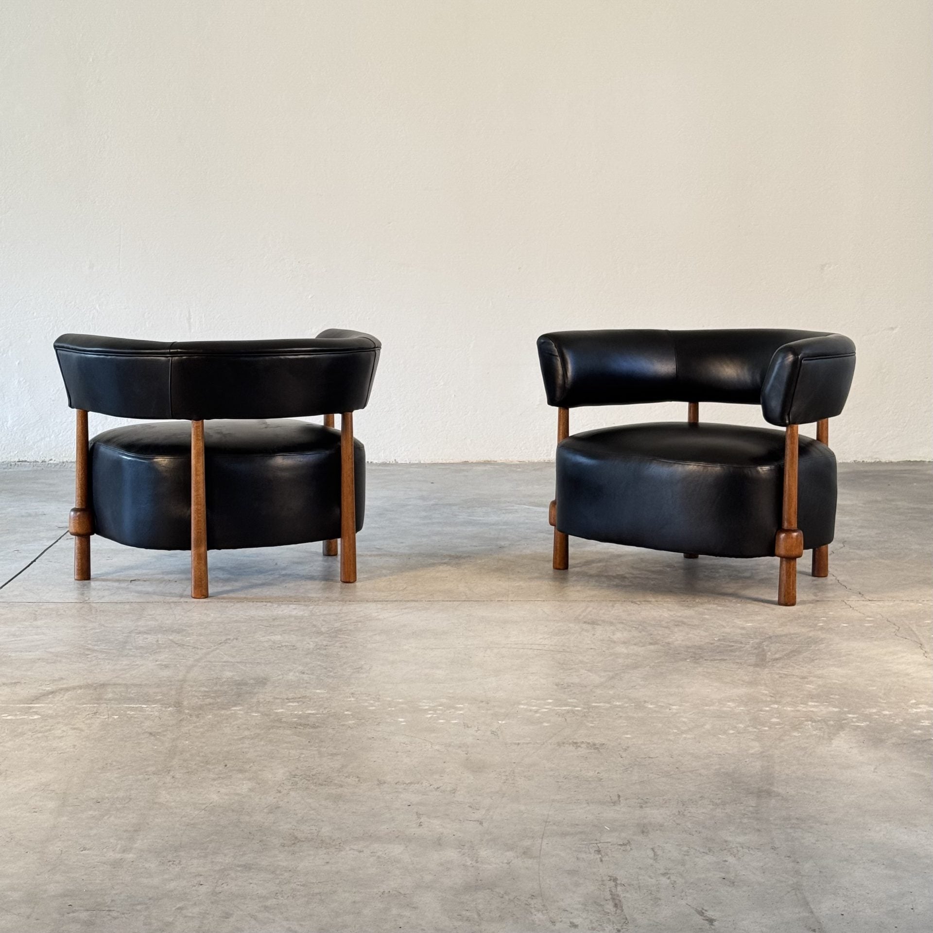 Pair of Contemporary Lounge Chairs in Fine Black Leather and Ashwood by FORME Chairs