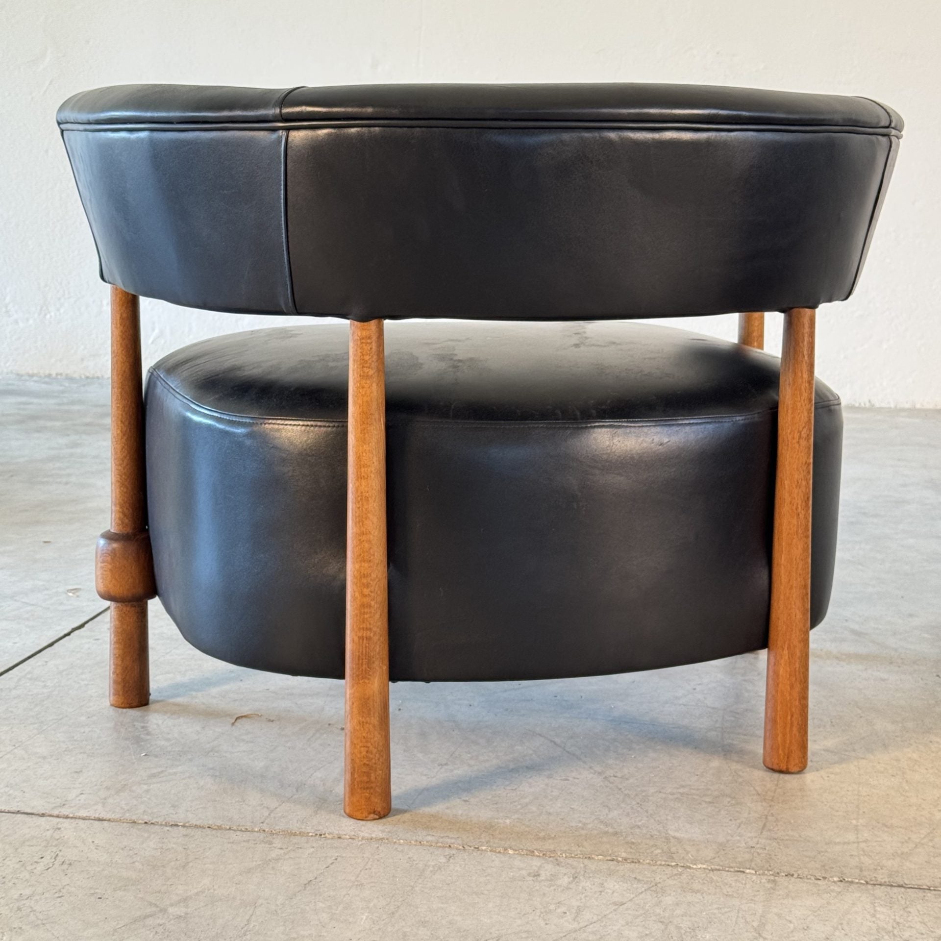 Pair of Contemporary Lounge Chairs in Fine Black Leather and Ashwood by FORME Chairs