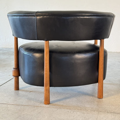 Pair of Contemporary Lounge Chairs in Fine Black Leather and Ashwood by FORME Chairs