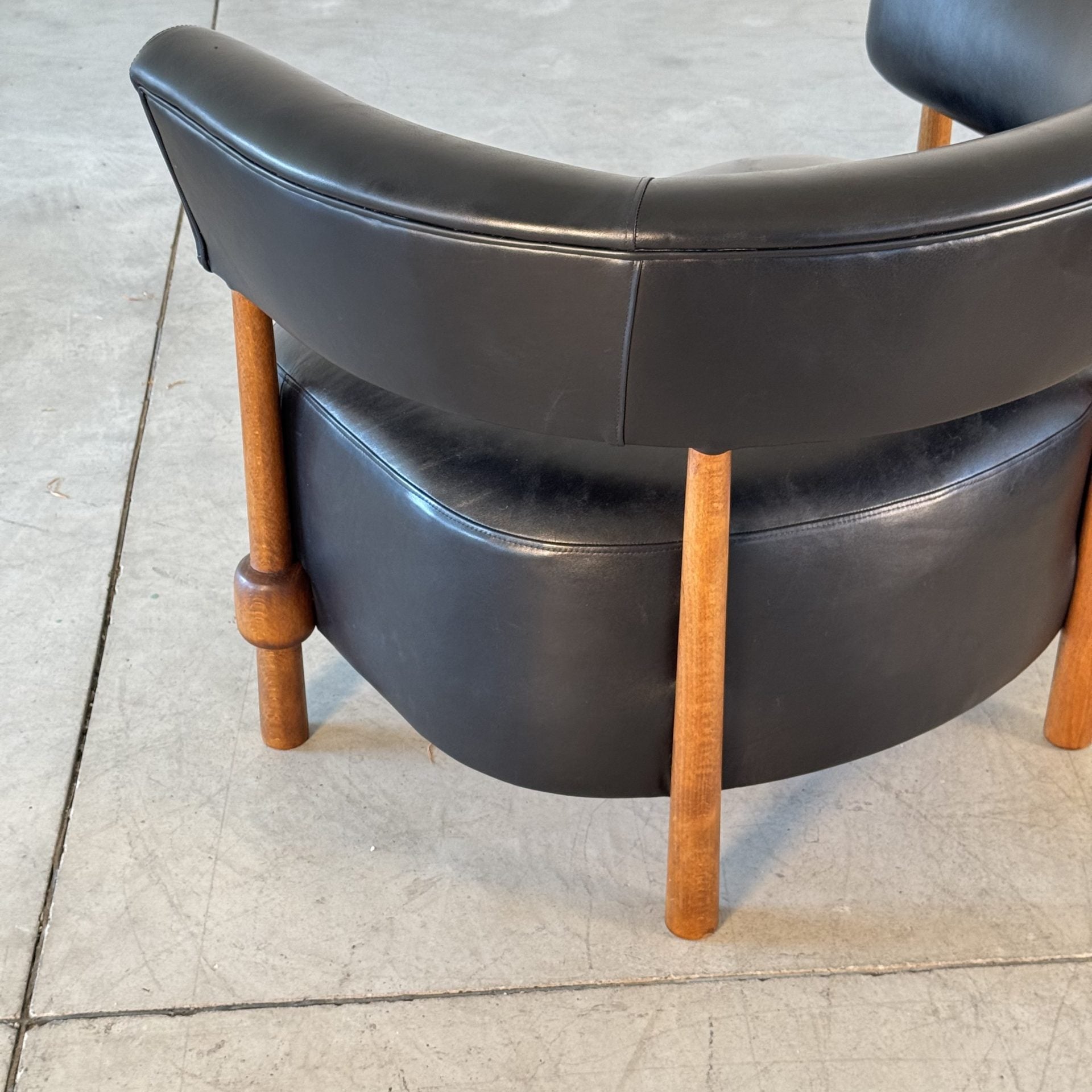 Pair of Contemporary Lounge Chairs in Fine Black Leather and Ashwood by FORME Chairs
