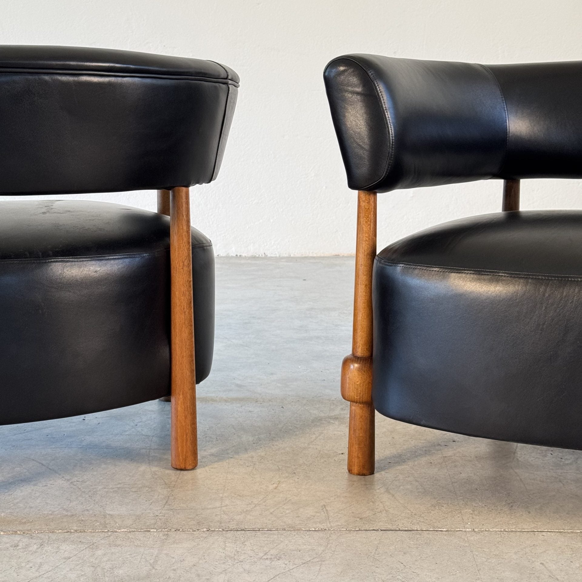 Pair of Contemporary Lounge Chairs in Fine Black Leather and Ashwood by FORME Chairs