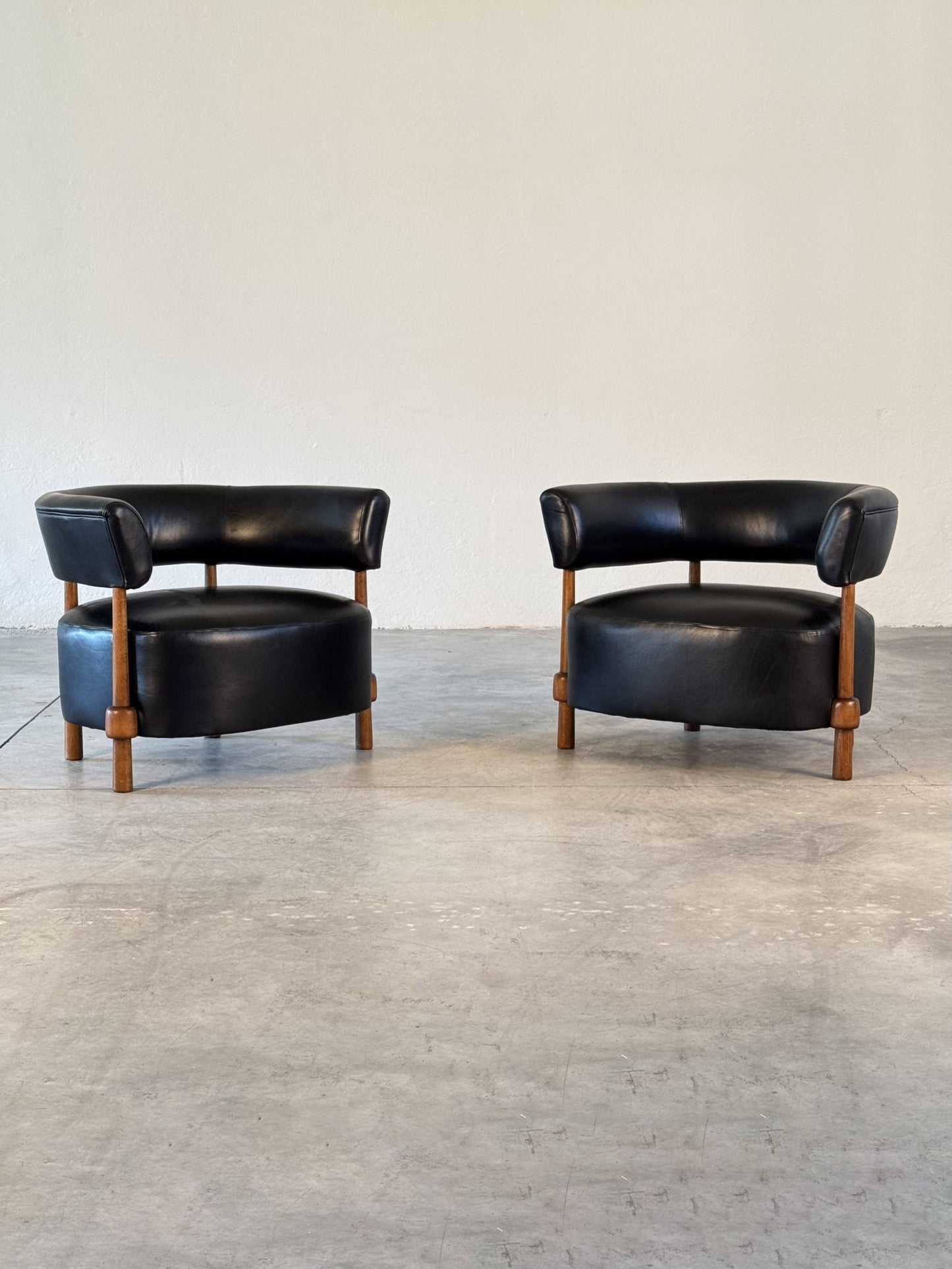 Pair of Contemporary Lounge Chairs in Fine Black Leather and Ashwood by FORME Chairs