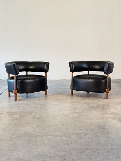 Pair of Contemporary Lounge Chairs in Fine Black Leather and Ashwood by FORME Chairs